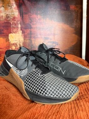 NIKE Men's Black and Gray Athletic Sneakers with Gum Sole